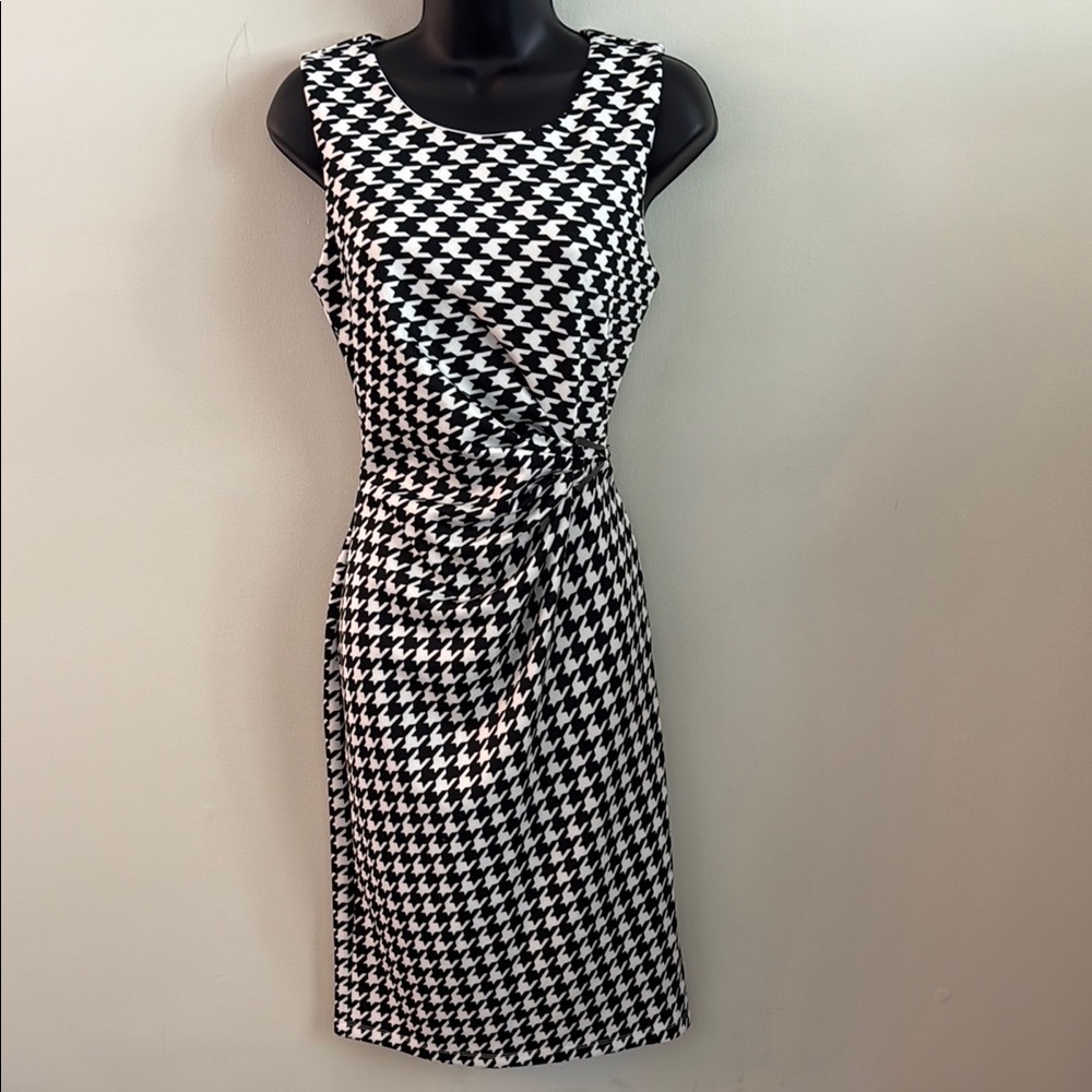 Sleeveless Classic Black and White Houndstooth Sheath Dress Size 8